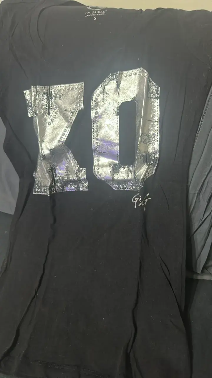 Polera negra Guess con diseño XO