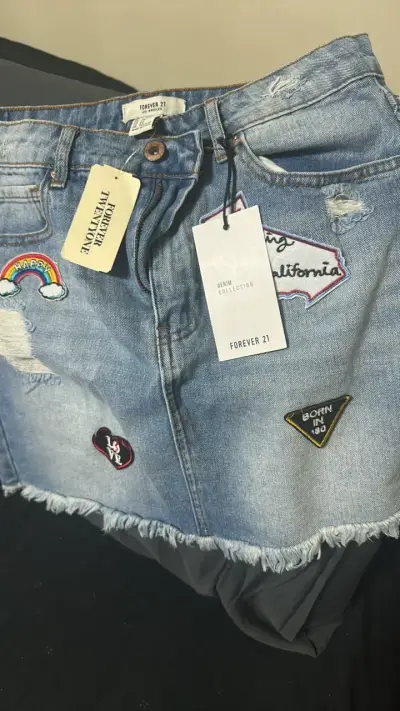 Falda de mezclilla Forever 21 con parches - miniatura 1