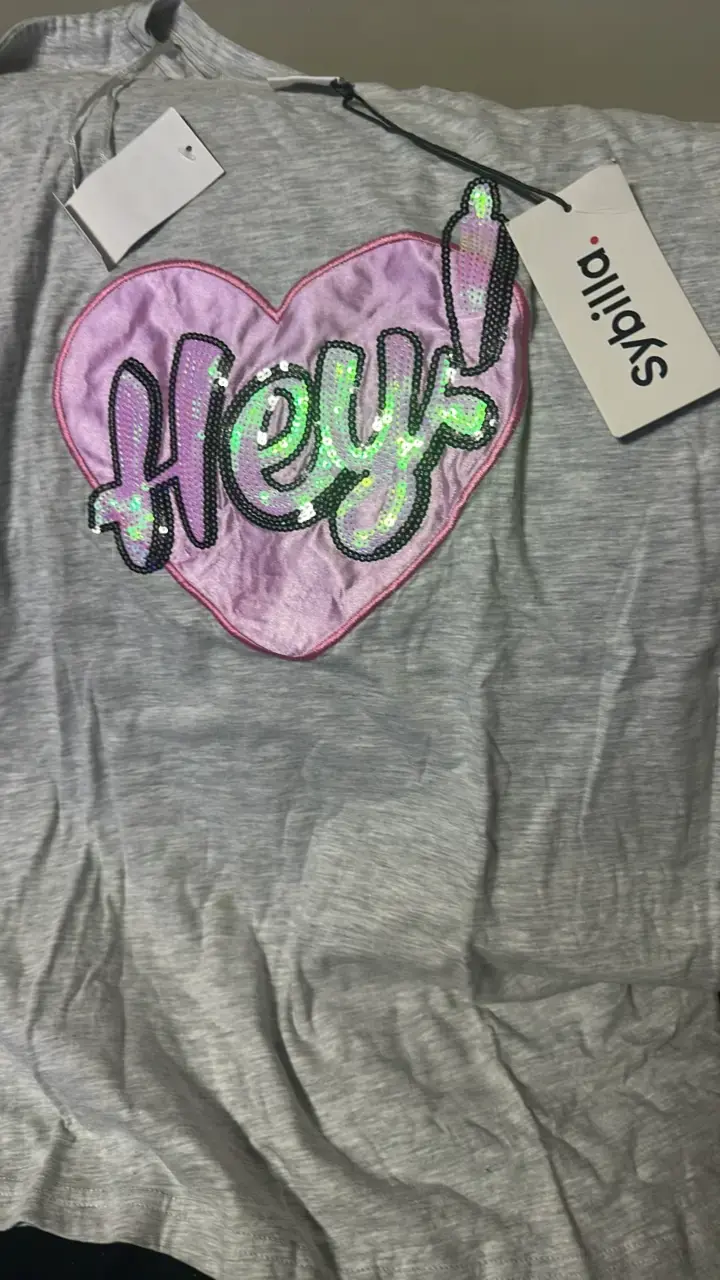 Polera gris con diseño de lentejuelas Sybilla