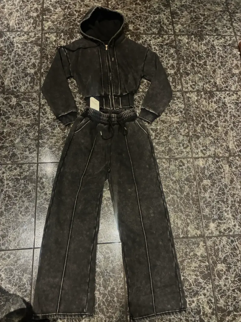 Conjunto deportivo negro con capucha - 1