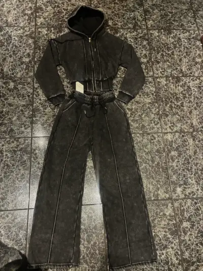Conjunto deportivo negro con capucha - miniatura 1