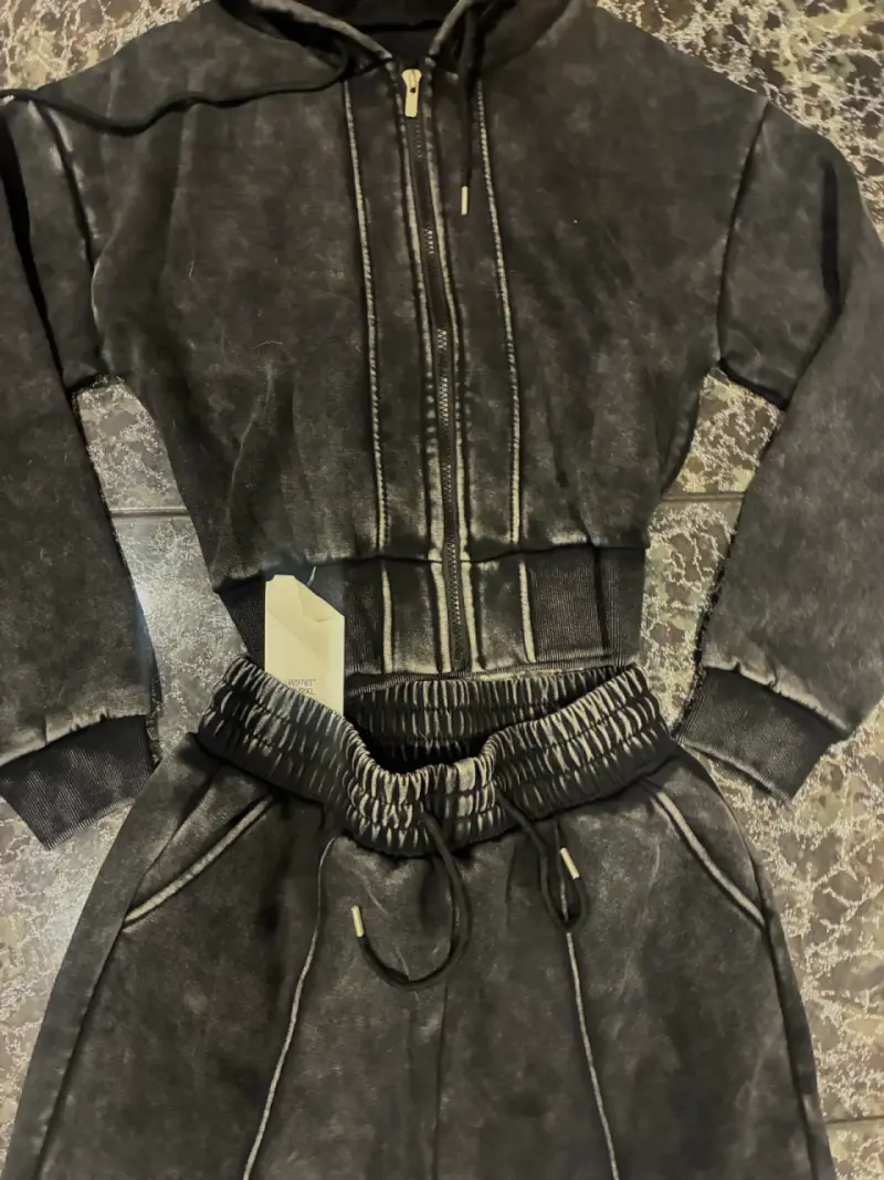 Conjunto deportivo negro con capucha - 2