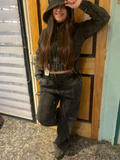 Conjunto deportivo negro con capucha - miniatura 3