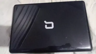Laptop Compaq Presario negra en buen estado - miniatura 1