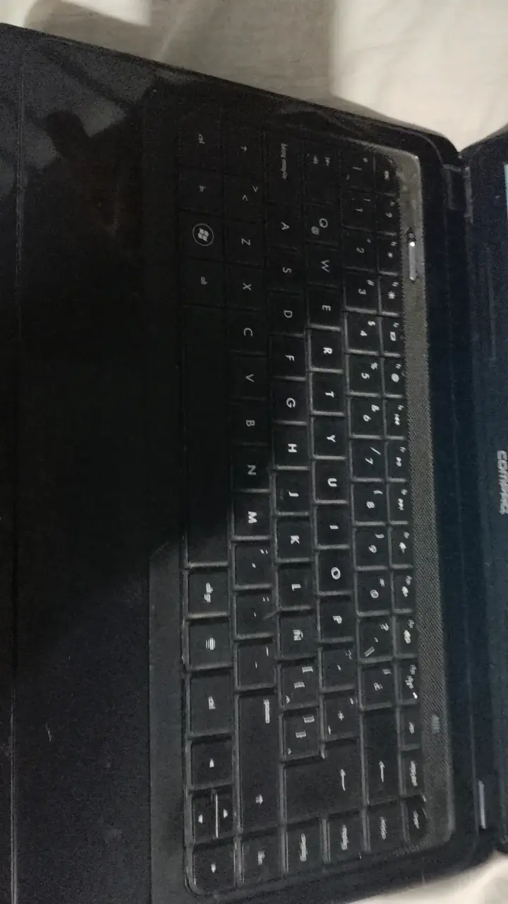 Laptop Compaq Presario negra en buen estado - 3