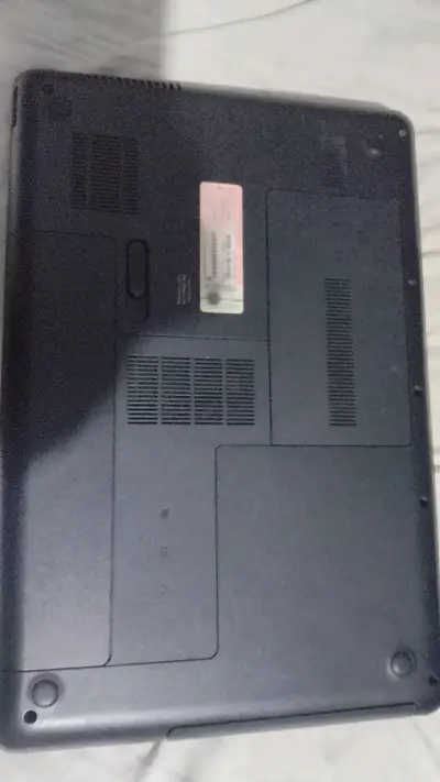 Laptop Compaq Presario negra en buen estado - miniatura 4