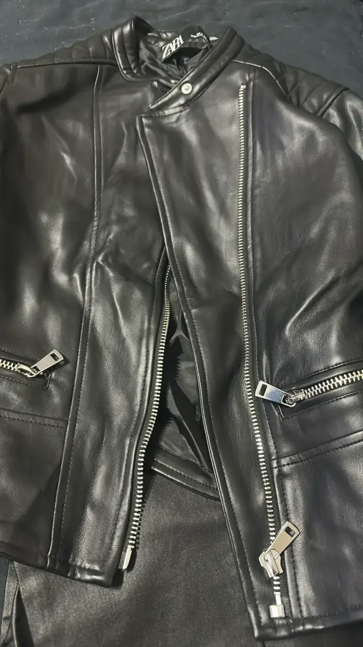 Chaqueta de cuero negra Zara con cierre