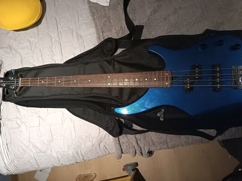 Bajo eléctrico azul con funda (Yamaha) - 1
