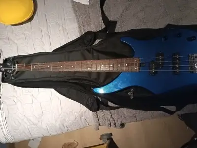 Bajo eléctrico azul con funda (Yamaha) - miniatura 1