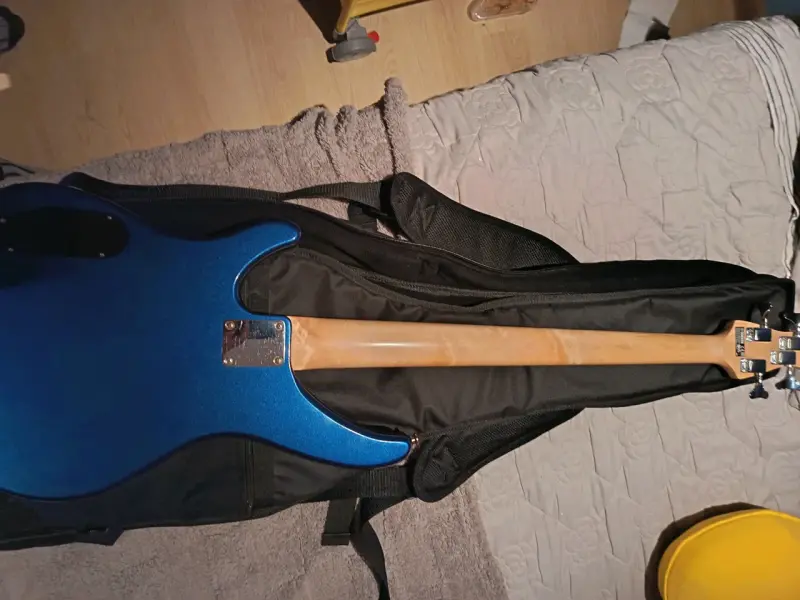 Bajo eléctrico azul con funda (Yamaha) - 2