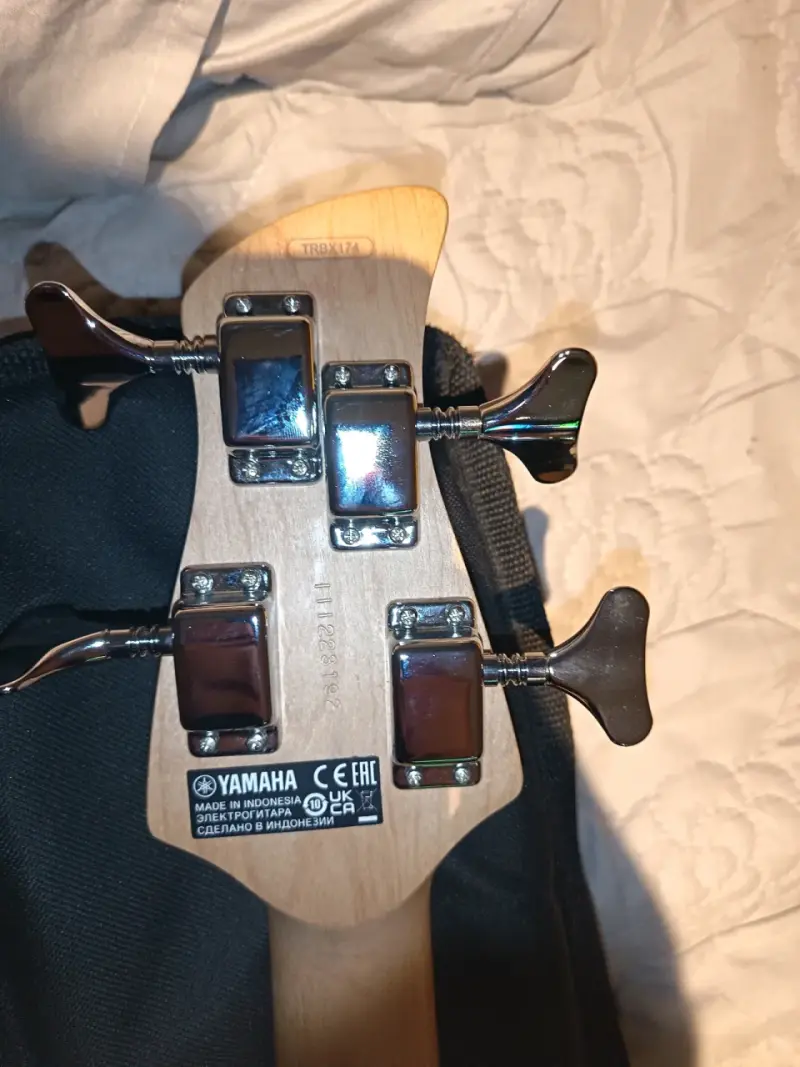 Bajo eléctrico azul con funda (Yamaha) - 3