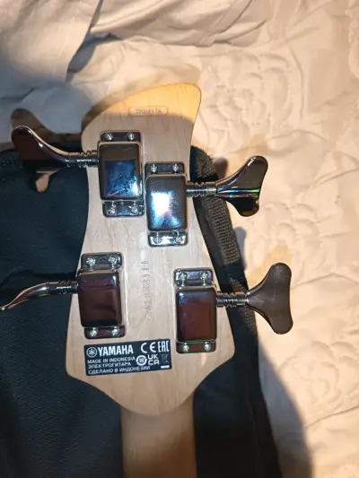 Bajo eléctrico azul con funda (Yamaha) - miniatura 3