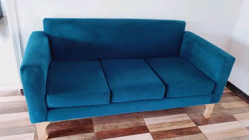 Sofá azul de tres plazas en buen estado