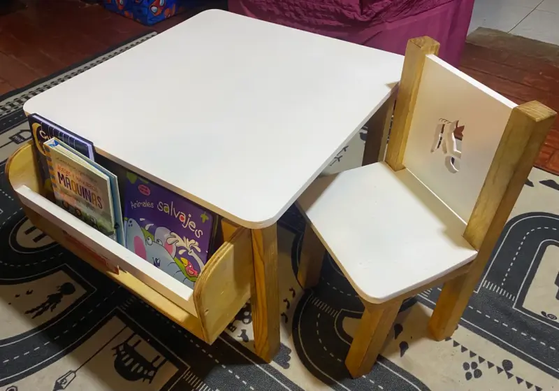 Mesa y silla infantil de madera con estante - 1