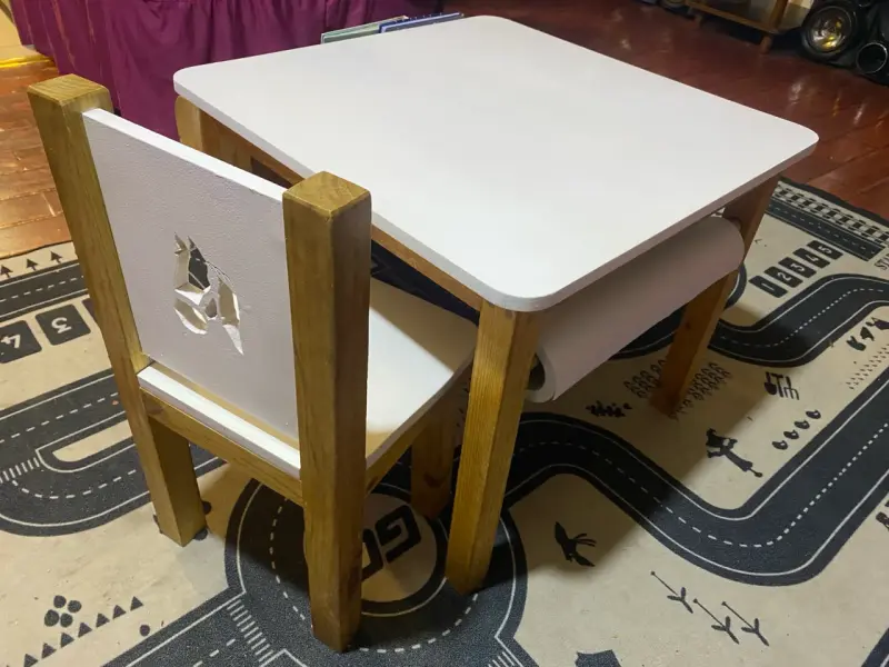 Mesa y silla infantil de madera con estante - 2