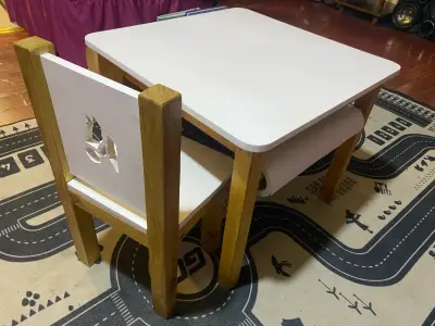 Mesa y silla infantil de madera con estante - miniatura 2