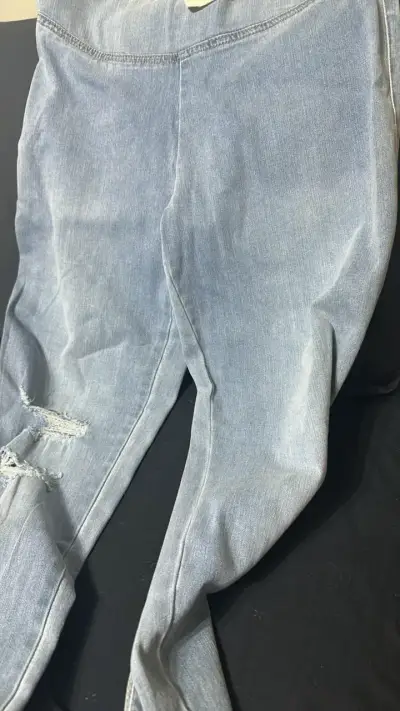 Jeans celestes desgastados para mujer - miniatura 1
