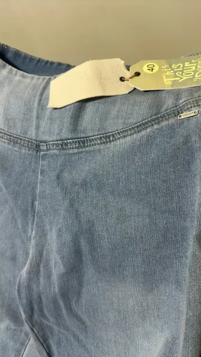Jeans celestes desgastados para mujer - miniatura 2