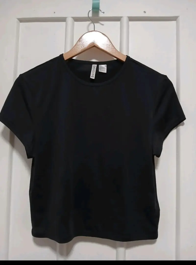 Polera negra básica corta