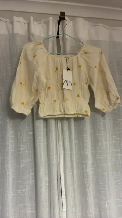 Blusa Zara con bordado floral - miniatura 1