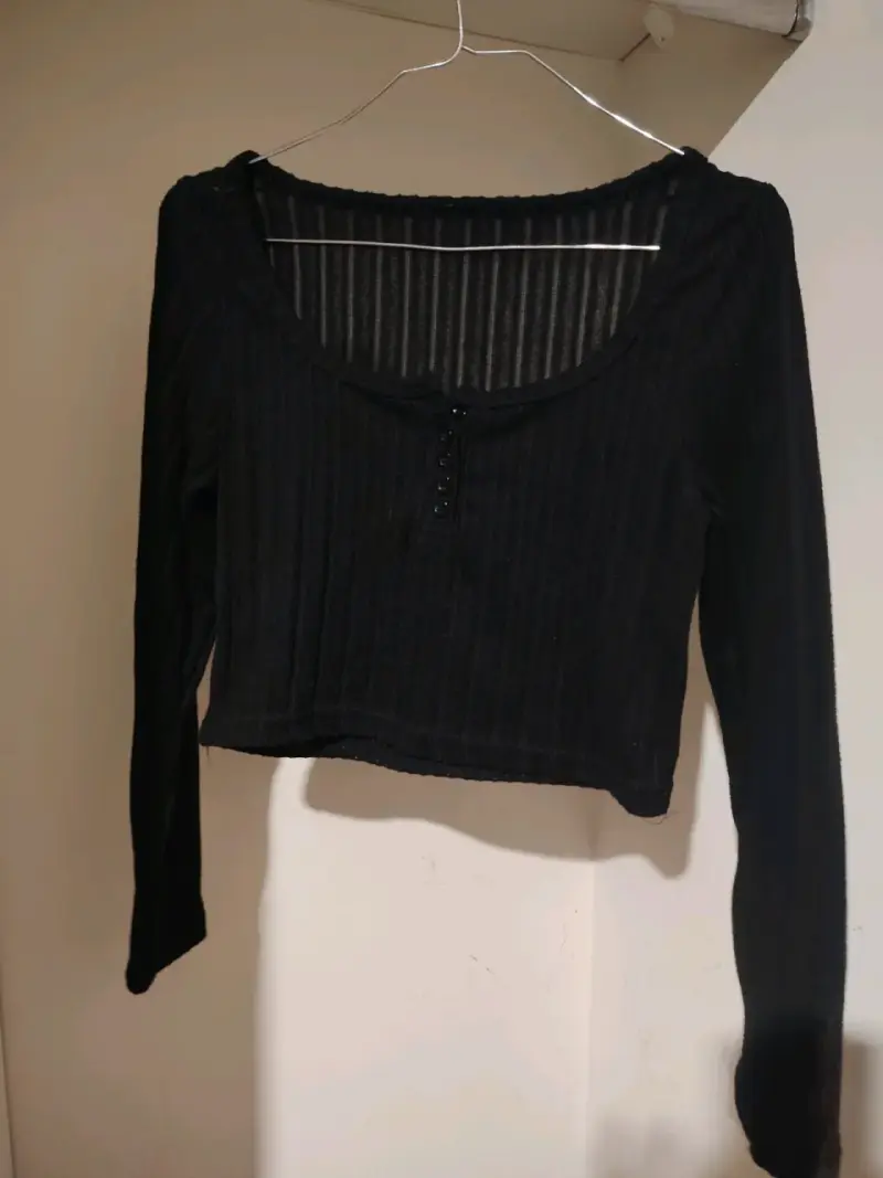Polera negra de manga larga con botones