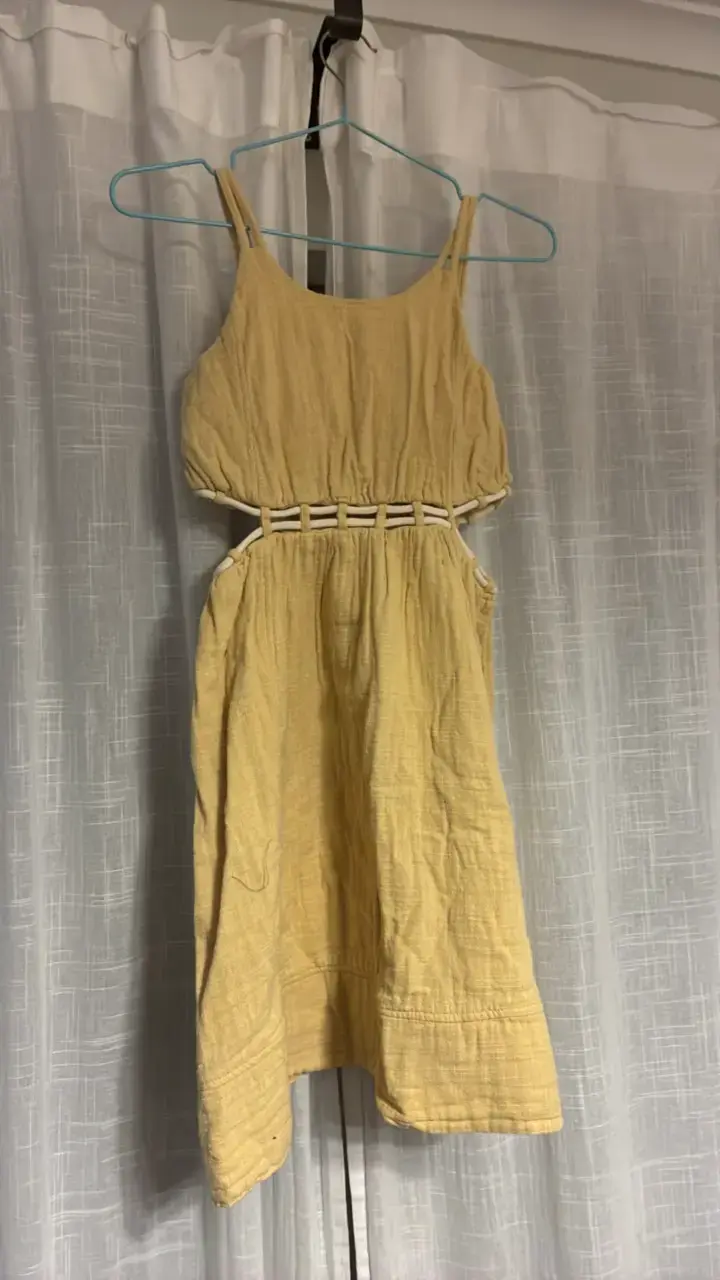 Vestido amarillo con diseño cut-out