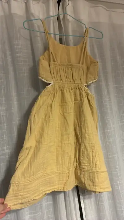 Vestido amarillo con diseño cut-out - miniatura 2