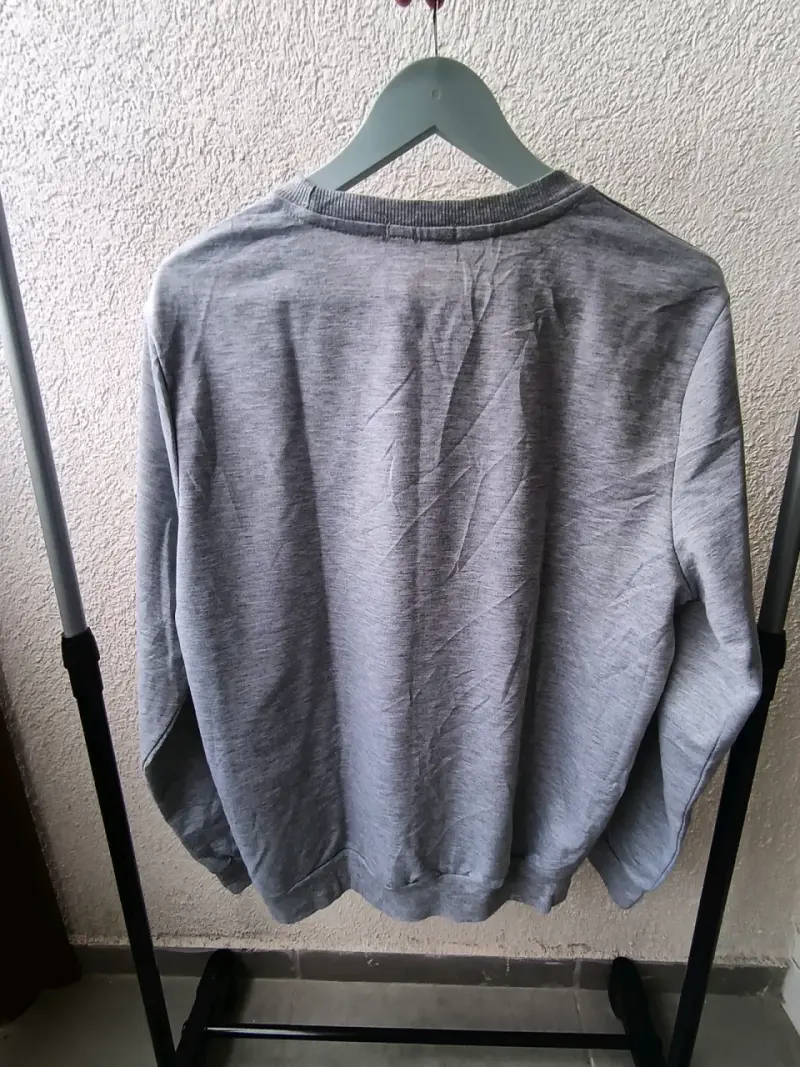 Polerón gris con diseño gráfico Raw Blue - 4
