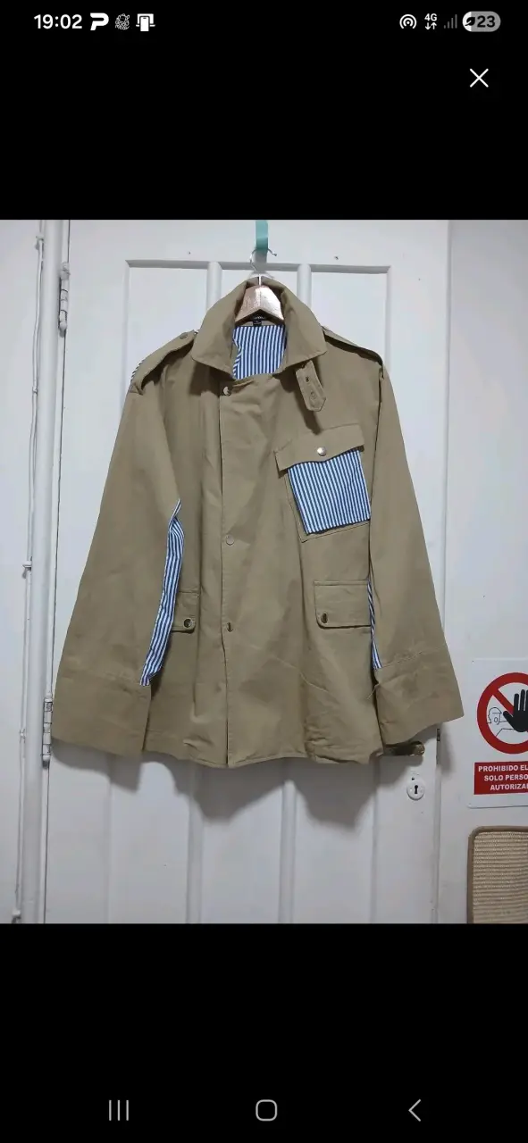Chaqueta beige con detalles a rayas