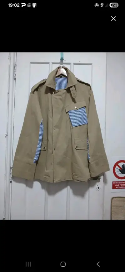 Chaqueta beige con detalles a rayas - miniatura 1