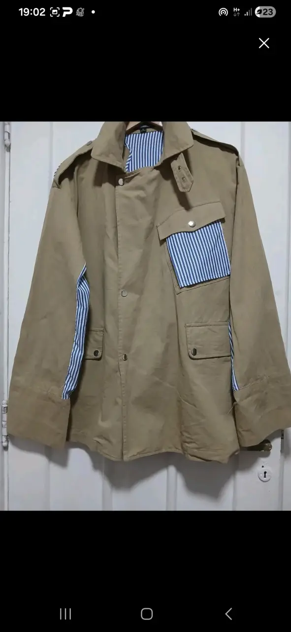 Chaqueta beige con detalles a rayas - 2