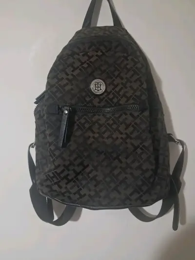 Mochila Tommy Hilfiger monograma negra - miniatura 1