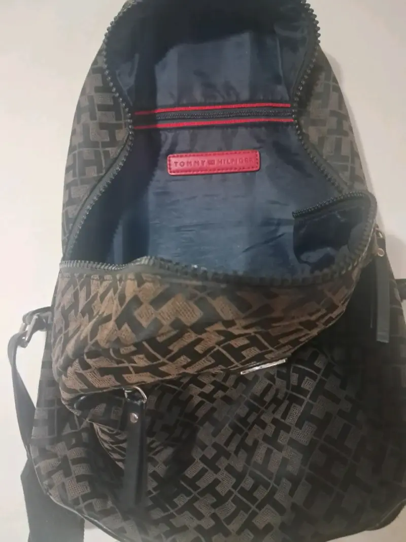 Mochila Tommy Hilfiger monograma negra - 2