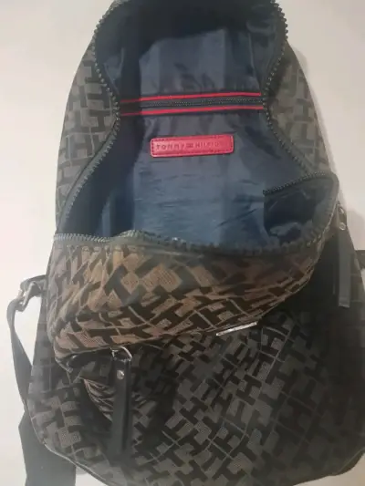 Mochila Tommy Hilfiger monograma negra - miniatura 2