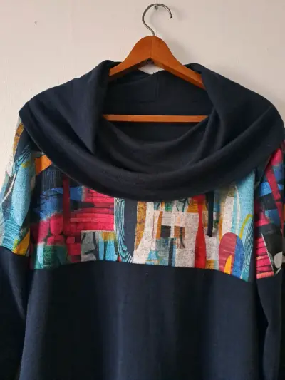 Polera manga larga con diseño colorido original - miniatura 3