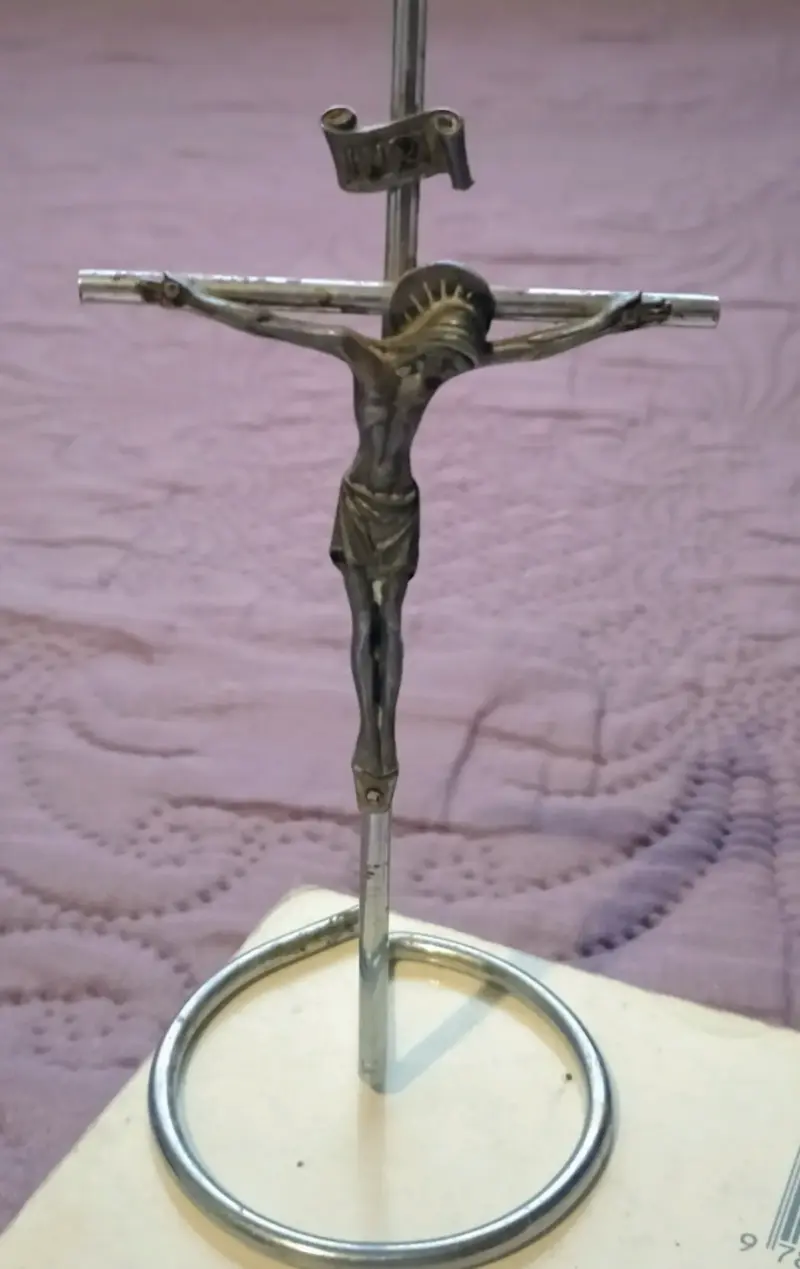Antiguo Crucifijo año 1970 en pedestal - 1