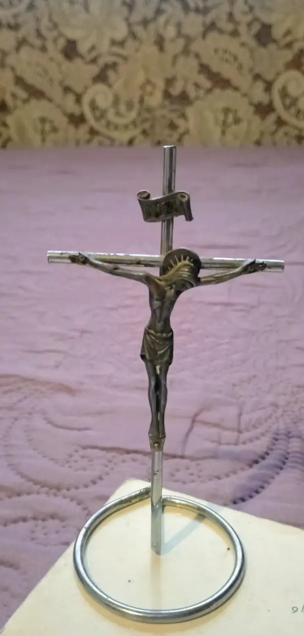 Antiguo Crucifijo año 1970 en pedestal - 2