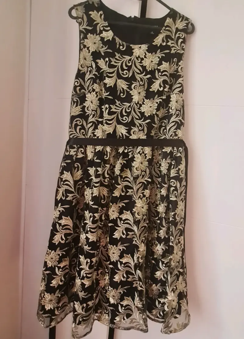 Vestido elegante negro con bordado dorado - 4