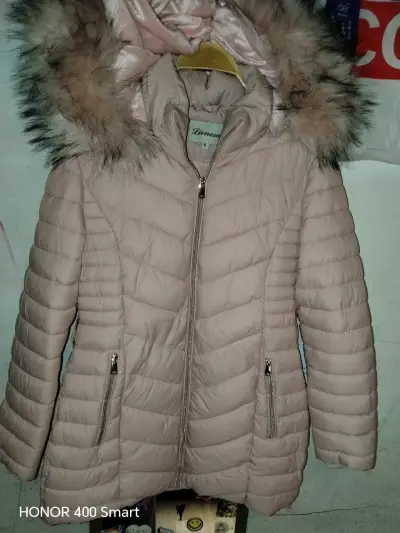 Parka acolchada rosa con capucha de piel - miniatura 1
