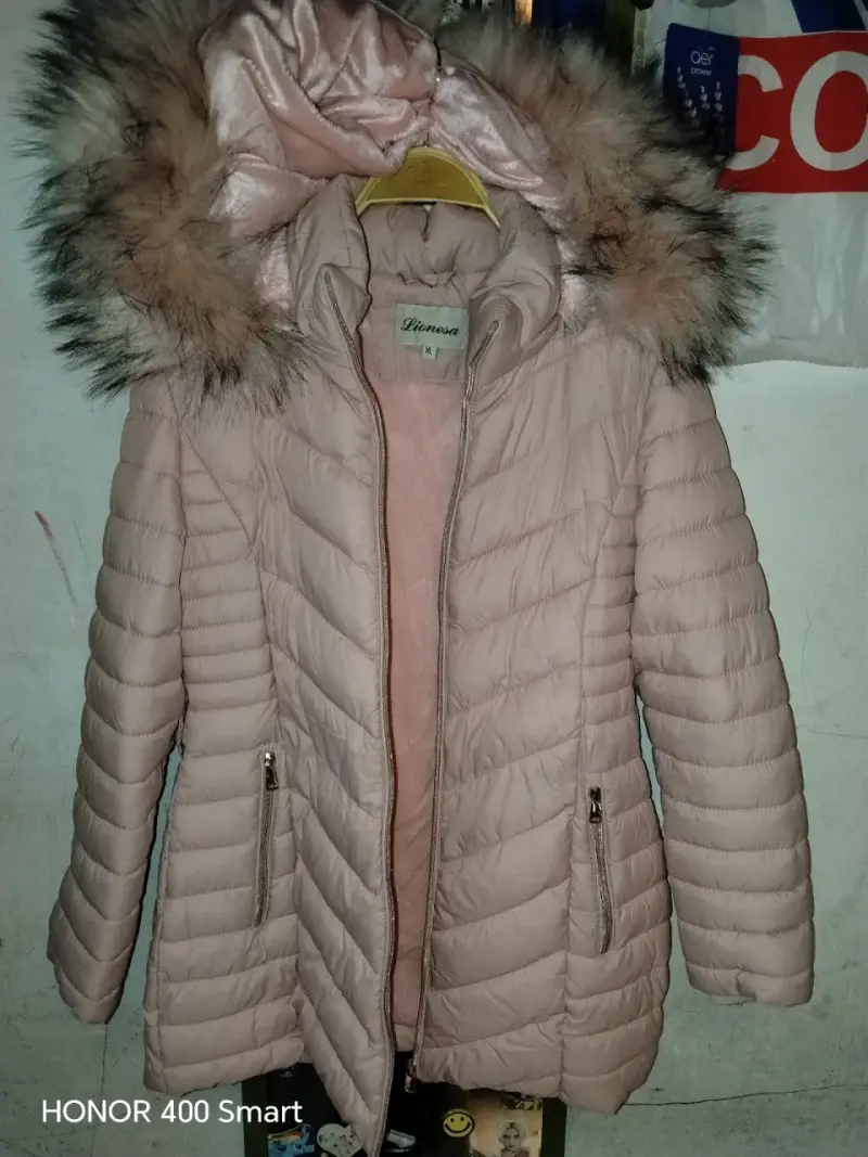 Parka acolchada rosa con capucha de piel - 2