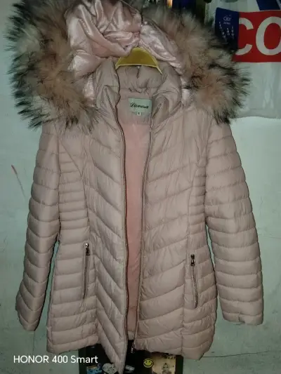 Parka acolchada rosa con capucha de piel - miniatura 2