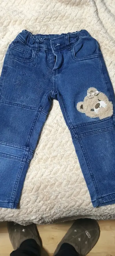 Pantalones de mezclilla para niña con diseño de os - miniatura 1
