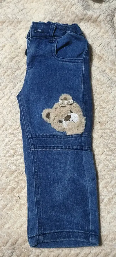 Pantalones de mezclilla para niña con diseño de os - miniatura 5