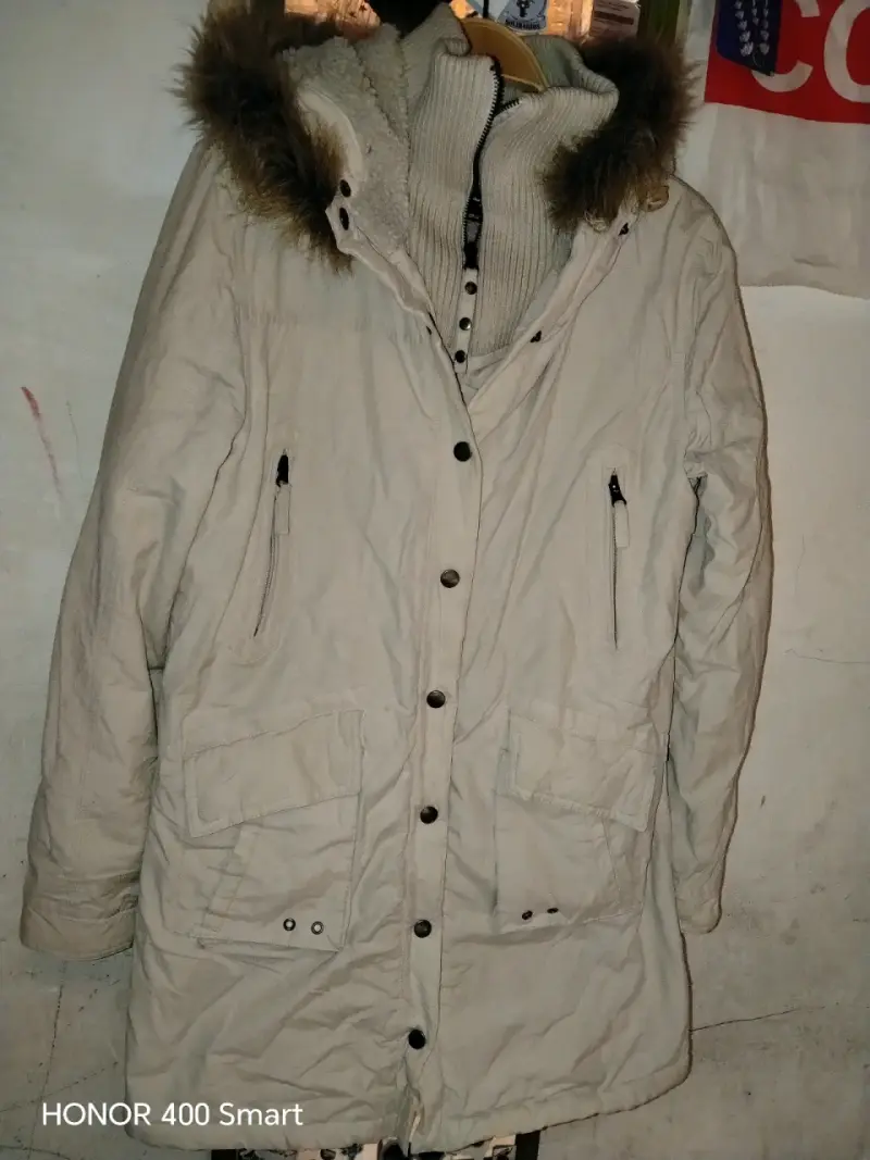 Parka beige con capucha de piel sintética - 1