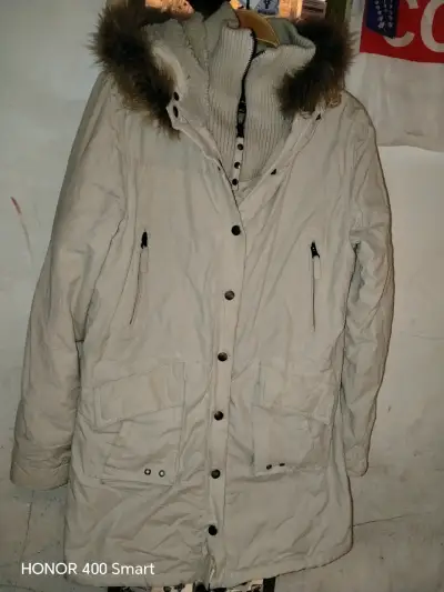 Parka beige con capucha de piel sintética - miniatura 1