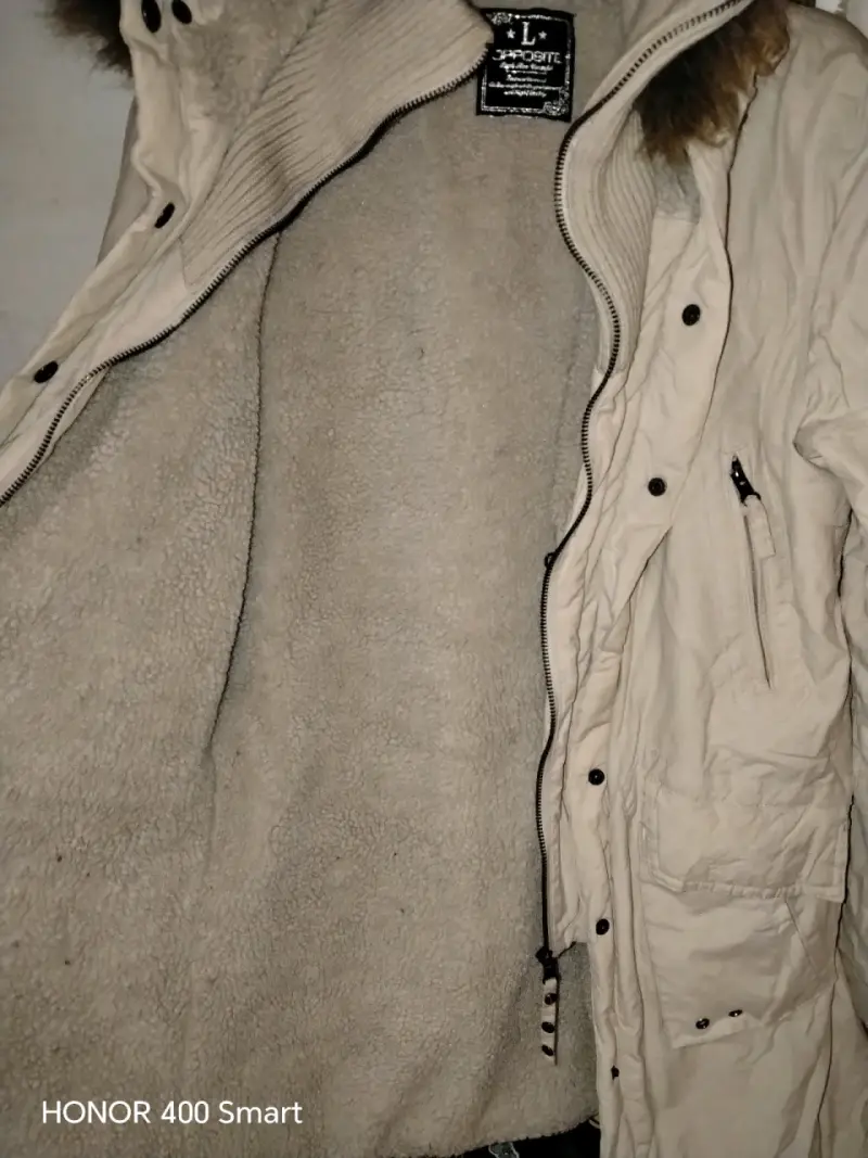 Parka beige con capucha de piel sintética - 2