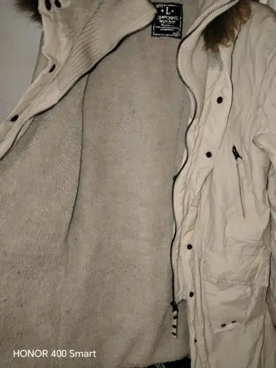 Parka beige con capucha de piel sintética - miniatura 2