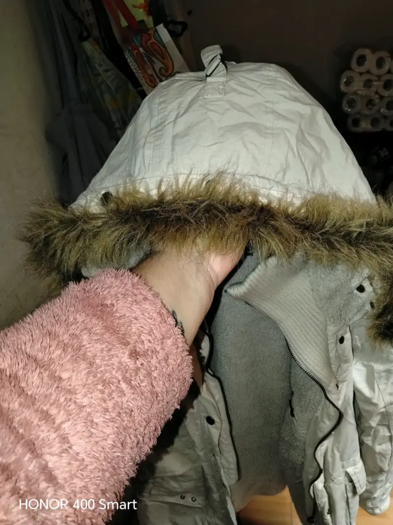 Parka beige con capucha de piel sintética - 4