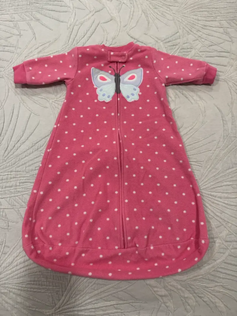 Saco de dormir infantil rosado con mariposa