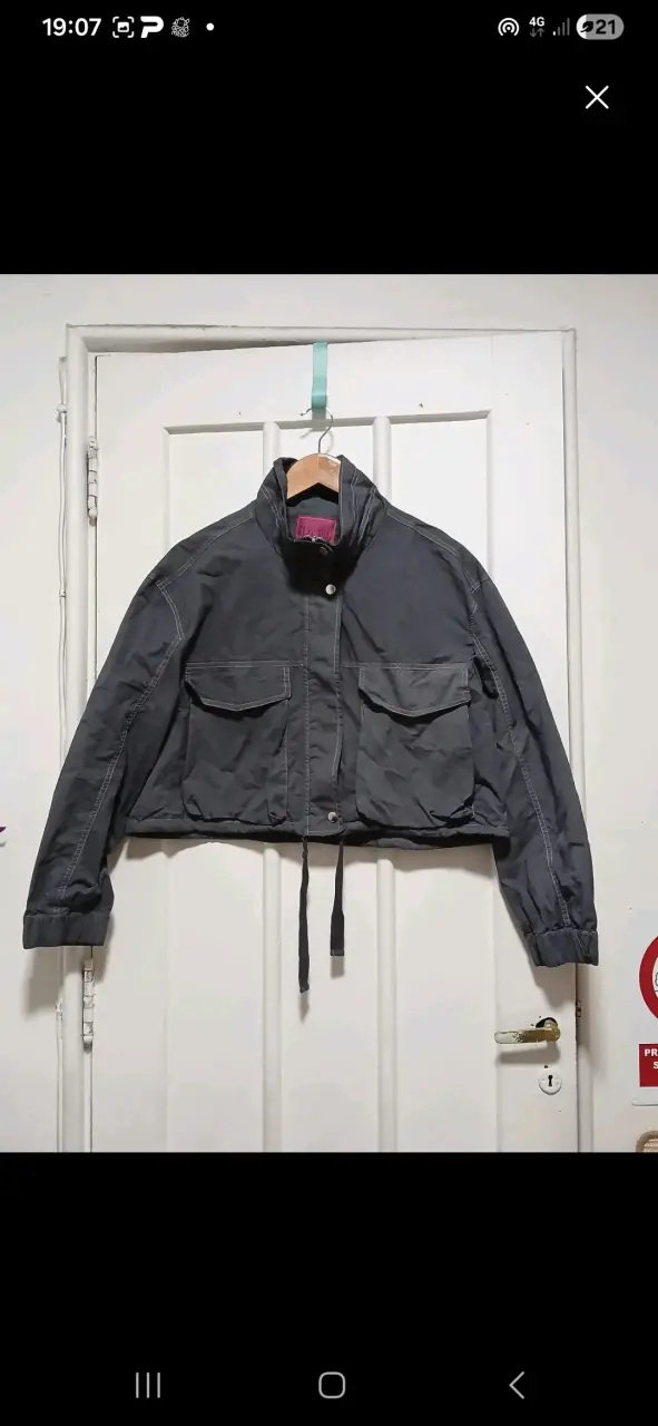 Chaqueta gris con bolsillos delanteros